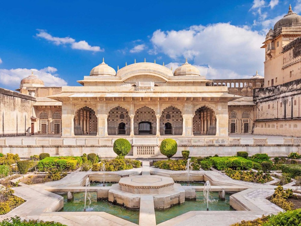 Sheesh Mahal hay còn gọi Cung điện Gương (Palace of Mirrors) là một phần của pháo đài Amber ở Jaipur. Cung điện này nổi bật với những bức tranh, hoa chạm khắc trên kính khắp trần nhà, tường nhà khiến nơi đây có tên gọi đặc biệt như vậy. Đây là một trong số những  cung điện đẹp nhất Ấn Độ.